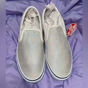 Size 10 in women’s and 8.5 in men’s! They’re beautiful in the sun!